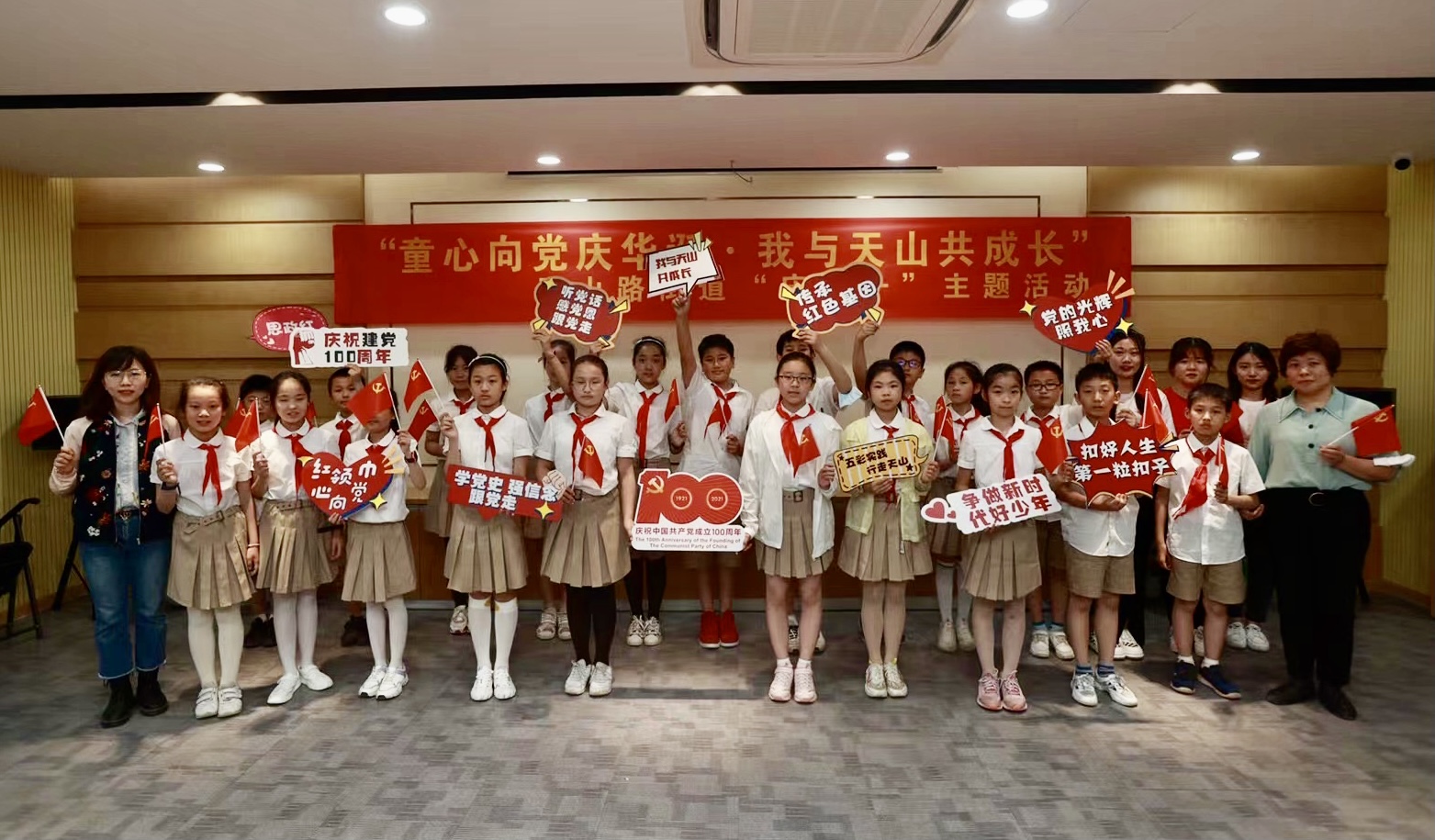 一群人站在一起 描述已自动生成